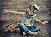 picture of children  - A small boy playing - JPG 